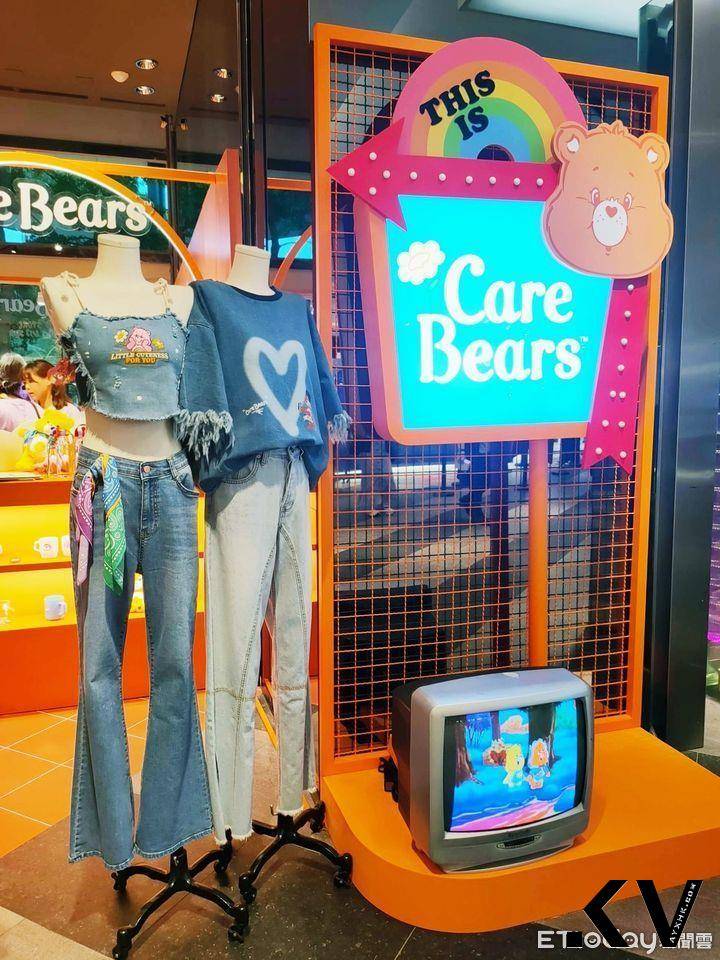 Care Bears快闪店首登台！超萌“彩虹熊墙”被拍爆、Y2K丹宁短上衣必抢 时尚穿搭 图3张